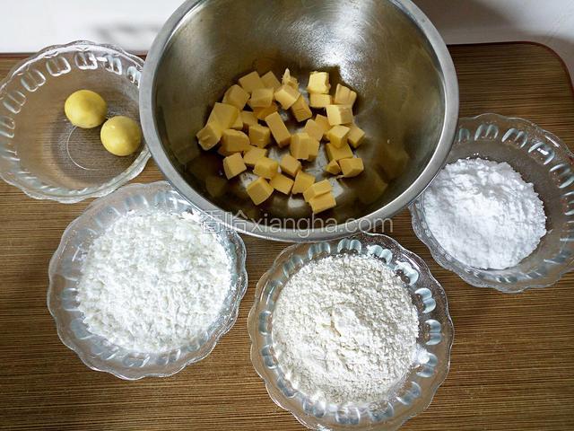 称重所需材料。两个鸡蛋白水煮熟取蛋黄，黄油从冰箱里取出切小块室温软化。