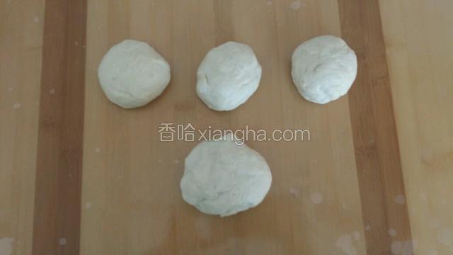 把面团取出 排气 分四份 其中一个稍微大些  做三只乌龟 一个面团做四肢和头尾