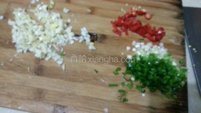 准备好姜蒜末，小葱花，小红椒末