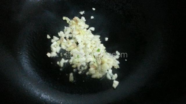 在锅中倒入少量的油，放入姜蒜末煸香
