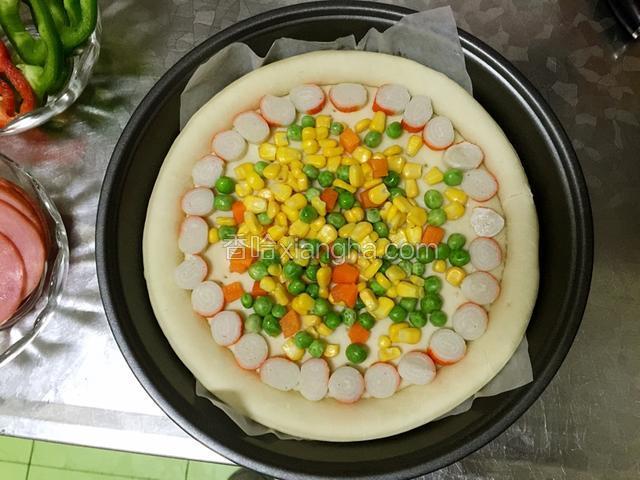 披萨饼上面先刷一层批萨酱，这一步我忘了拍照～
然后铺第一层菜