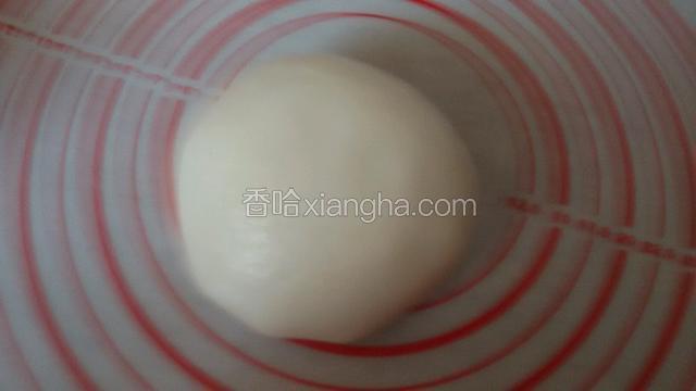 蒸好的面团，待不烫手，用手揉匀。
