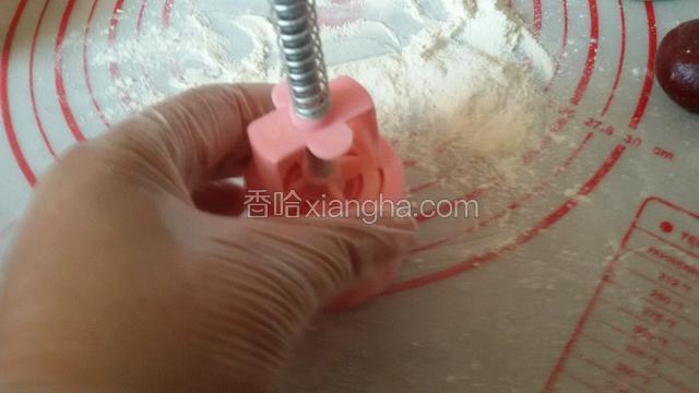 把模具扣上，用左手按住模具，再用右手的掌心按下模具手柄2-3下。