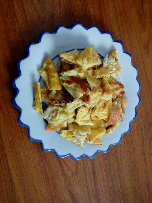 鸡蛋饼用刀切成三角状