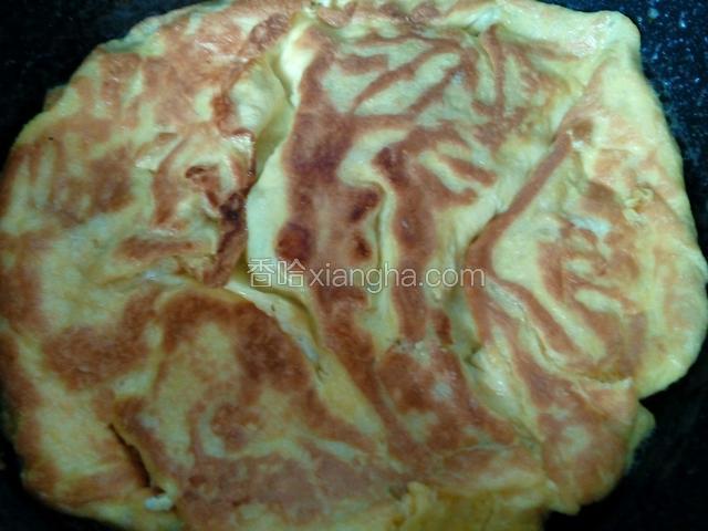 锅内加入少许油，把鸡蛋倒入，烙出饼状