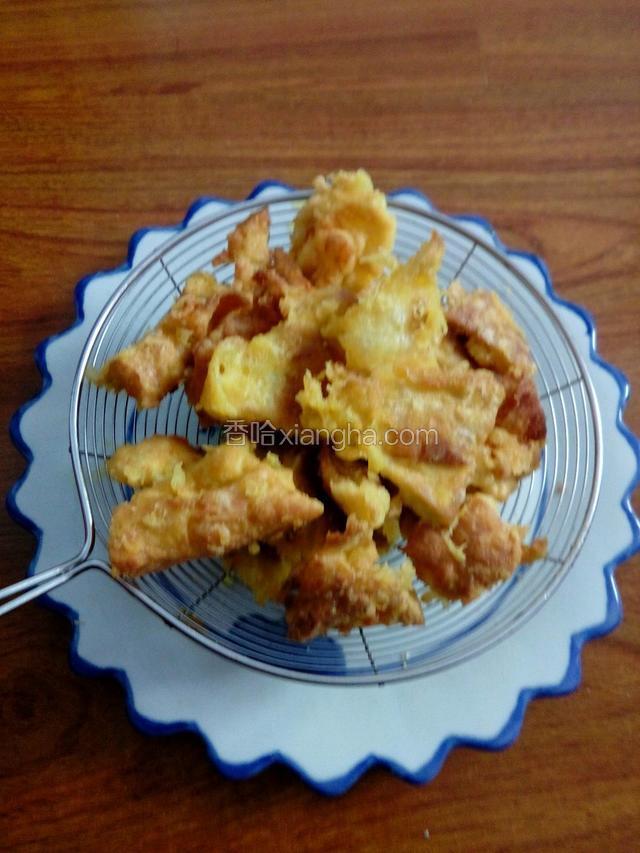 鸡蛋饼炸至金黄色捞出，控油