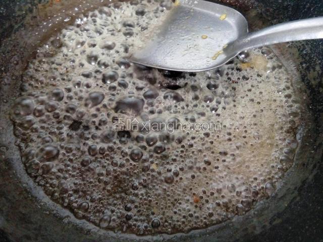 白砂糖熬至呈黄色，关火！倒入鸡蛋饼不断的翻炒，装盘即可