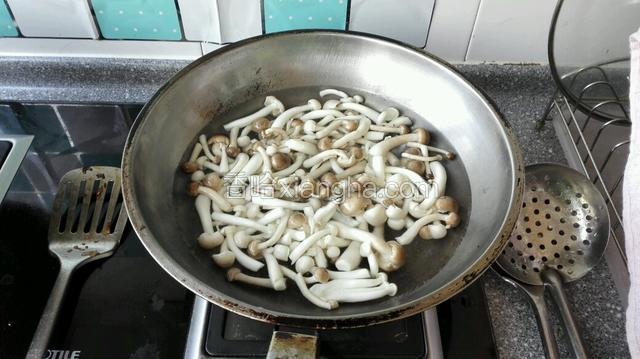 锅中放入清水，水开后下入海鲜菇，蟹味菇焯水