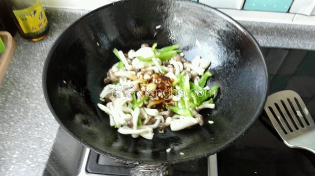 炒匀后下入蚝油，盐，生抽
