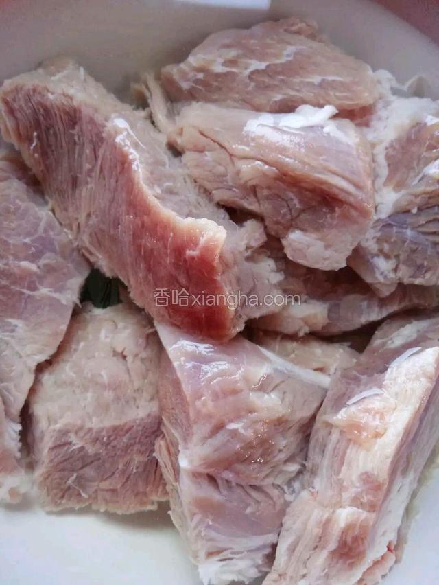 瘦肉洗净后再剁碎