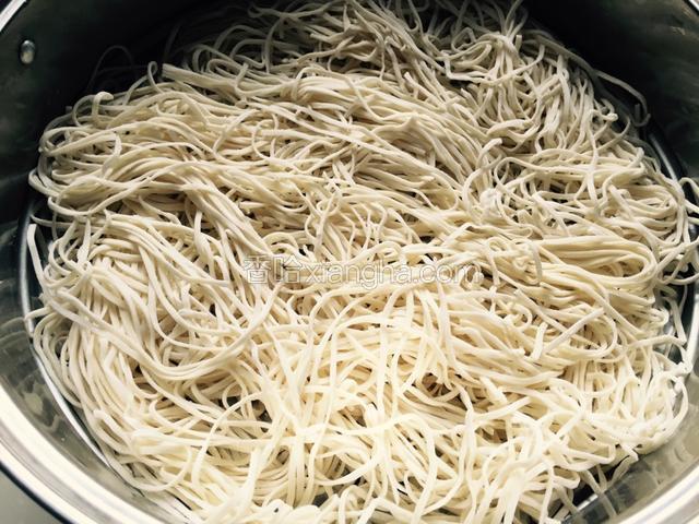 生面平铺在锅里。