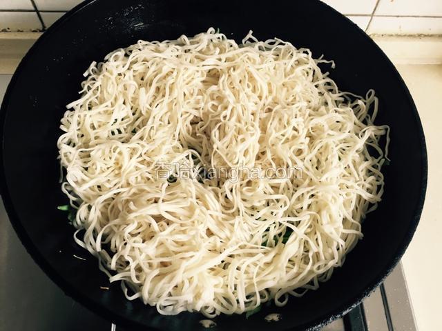 蒸熟的面平铺在豆角上。