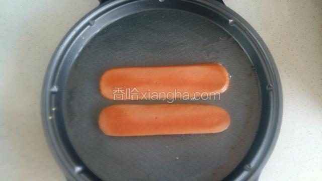 电饼档刷适量食用油，放入切好的火腿烤一下，