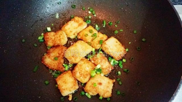 出锅前，倒入适量酱油（可放可不放）把切好的葱花撒上，再撒一些黑胡椒粉，关火即可