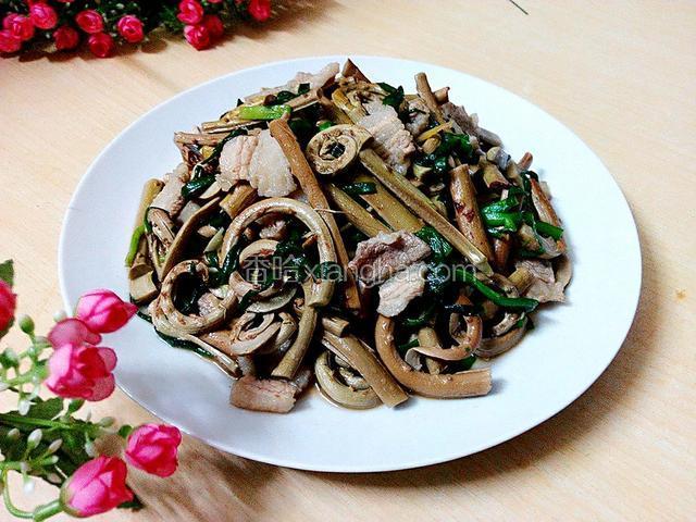 五花肉炒蕨菜