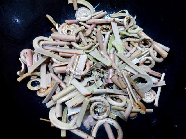 放蕨菜翻炒片刻