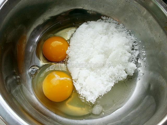 鸡蛋打入盘中，放入糖