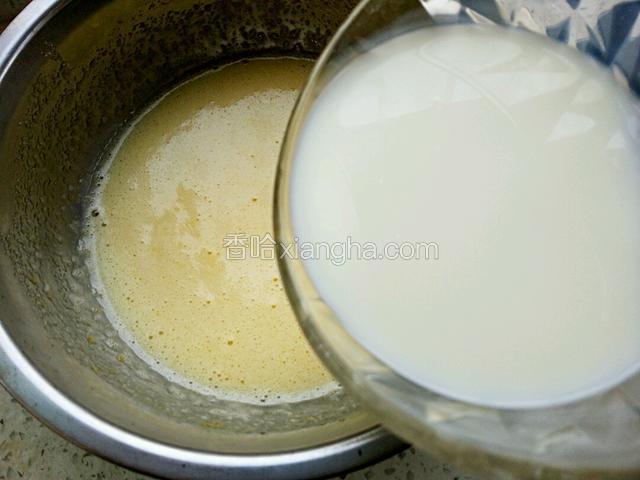 加入牛奶，继续搅拌