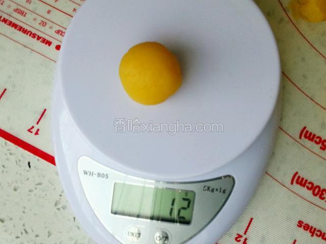 分每个大约12克（鹌鹑蛋样大小），揉成小圆球