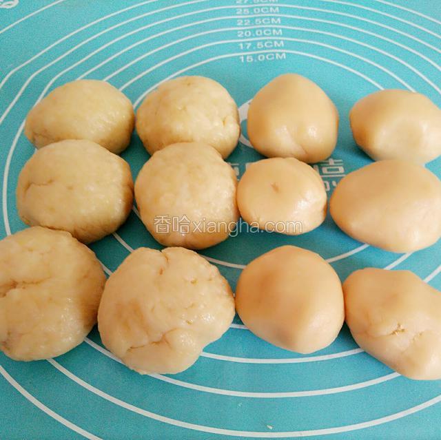 把醒好的面团各分成6分