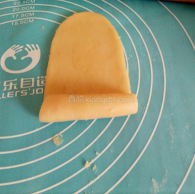 然后慢慢卷起来，几块面团依次做好卷好