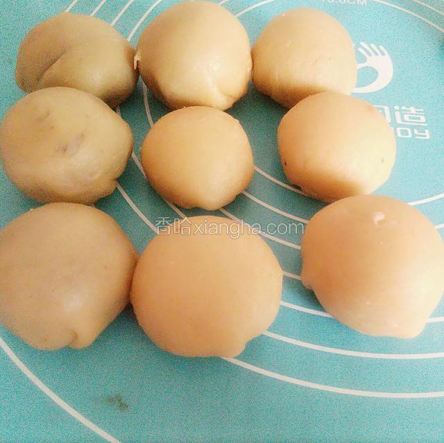 包好的红豆饼圆圆的