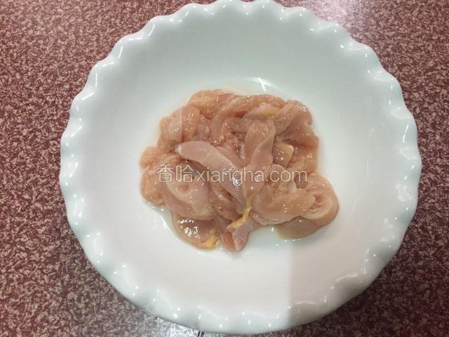 鸡胸肉洗净去皮切成手指大小的长条
