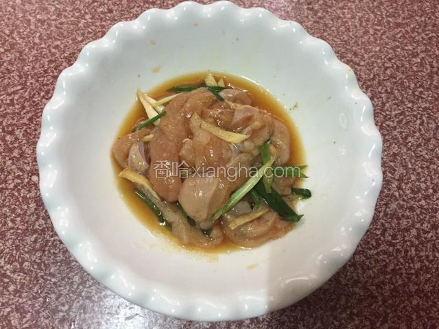 放入葱、姜、生抽、料酒、糖、鸡粉、盐、胡椒粉腌制一小时