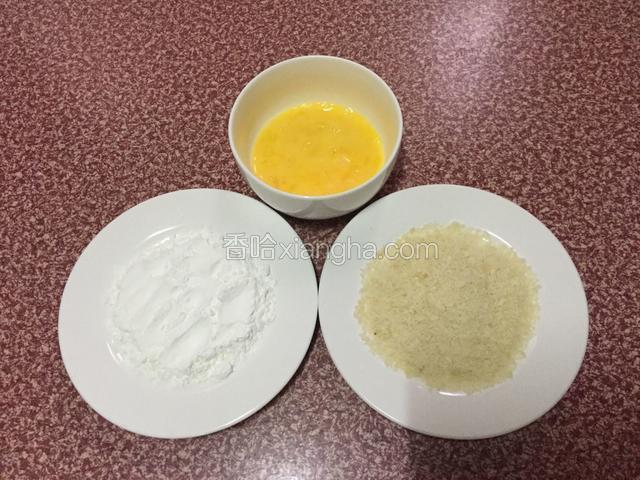 鸡蛋打散，把淀粉和面包糠分别放在盘子上