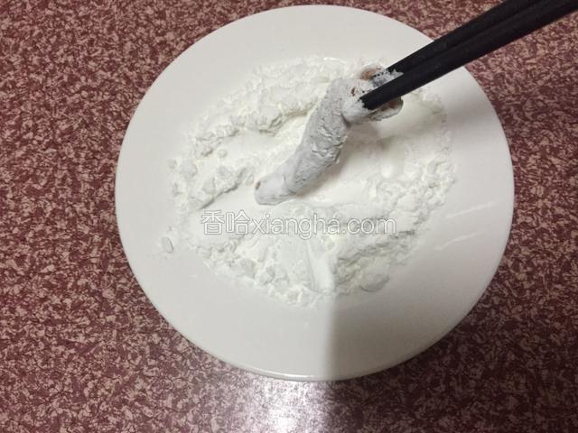 把腌好的鸡肉去除腌料，放入淀粉中把鸡肉两面都沾上一层薄薄的淀粉