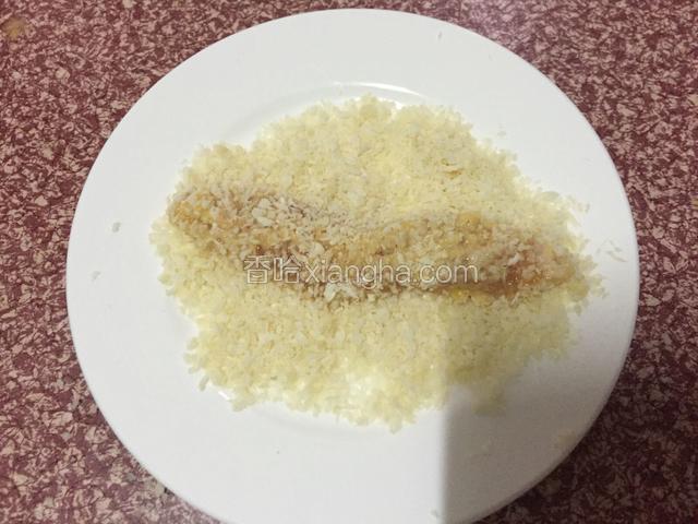 再放到面包糠里滚一滚，沾满面包糠