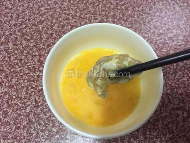 拿到鸡蛋液里滚一下