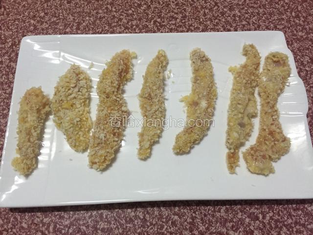 依次这样做好所有的鸡柳备用