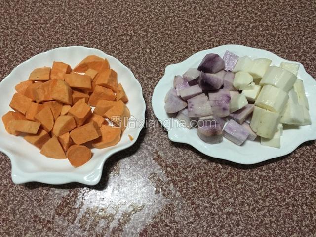 把蕃薯、淮山切成成大小一致的小块
