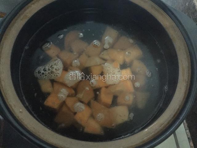锅中加入适量的清水浇开后加入蕃薯，大火煮5分钟