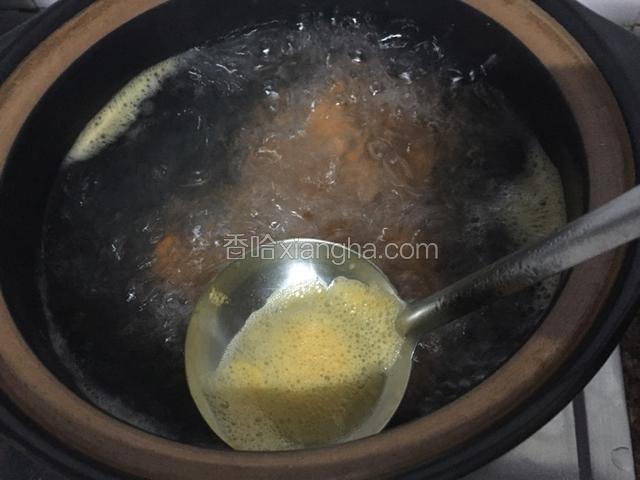 其中有浮沫时，用勺子勺出来倒掉