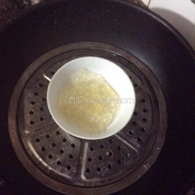 吉利丁片用少许矿泉水泡软上锅隔水蒸至融化。