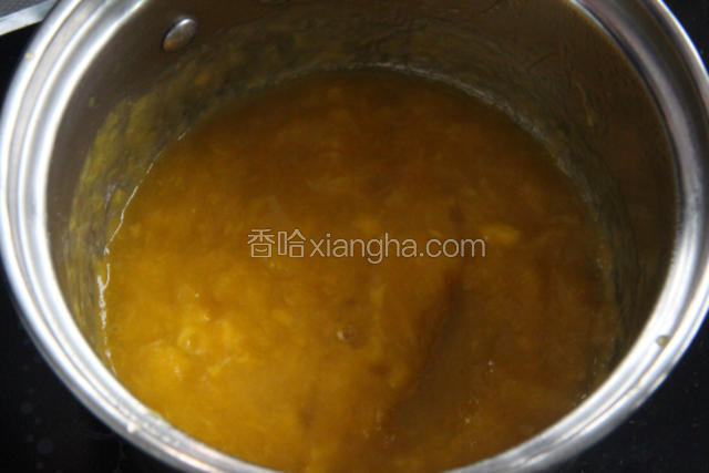 加入柠檬汁再煮几分钟，关火前加入玉米油拌匀