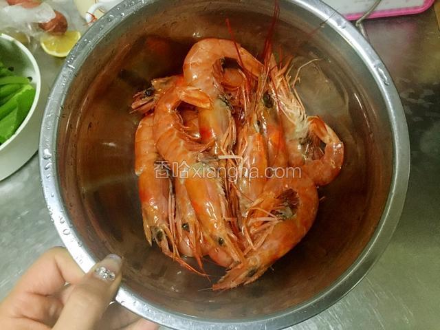 大虾洗净待用