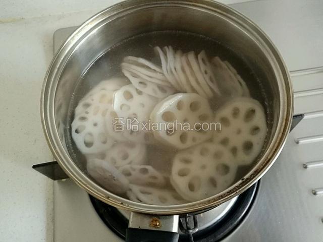 锅中烧开水，倒入藕，再次水开的时候，捞出藕冲冷开水控干备用。