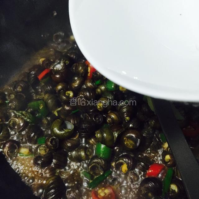 放入适量水