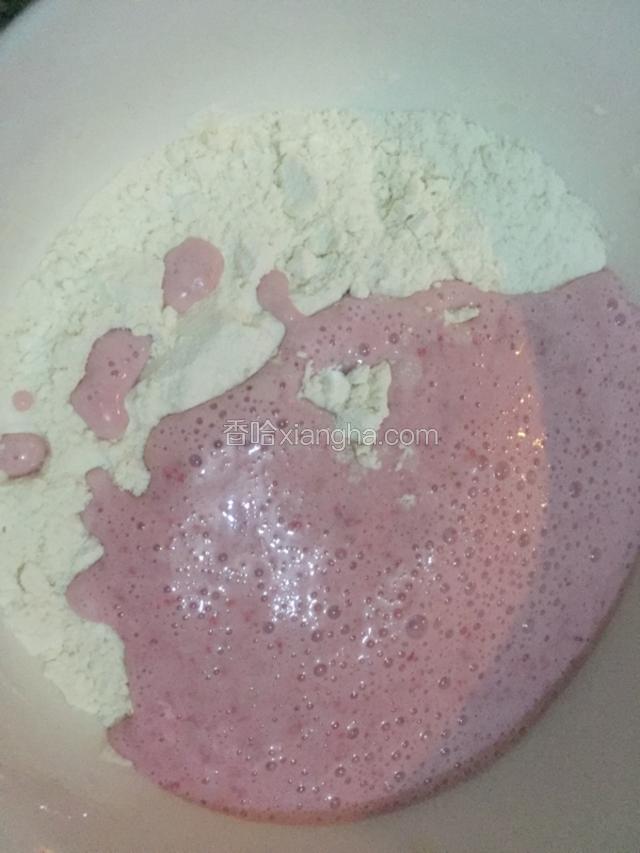 面粉加入泡打粉，糖和1匙橄榄油倒入草莓果泥，加入牛奶和成面糊（牛奶不够可以加少量水）
