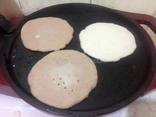 电饼铛预热，擦油垂直倒入面糊自然摊成面饼
盖上电饼铛煎一到两分钟即可根据面饼的厚度选择时间（为了更美观可以单面加热）

