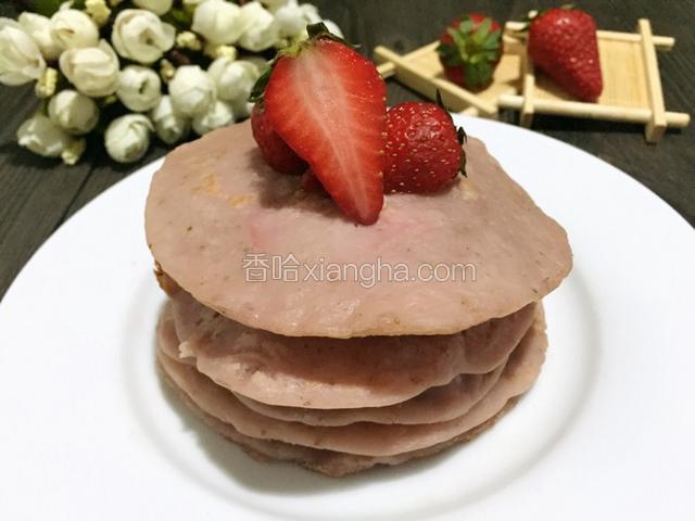 加一层草莓叠一层松饼依次做好，放草莓装饰
美味的草莓松饼特别松软，酸酸甜甜特别适合老人孩子食用，营养健康。

