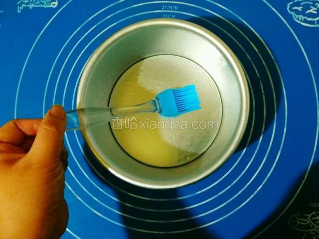 磨具内部涂上黄油防粘。