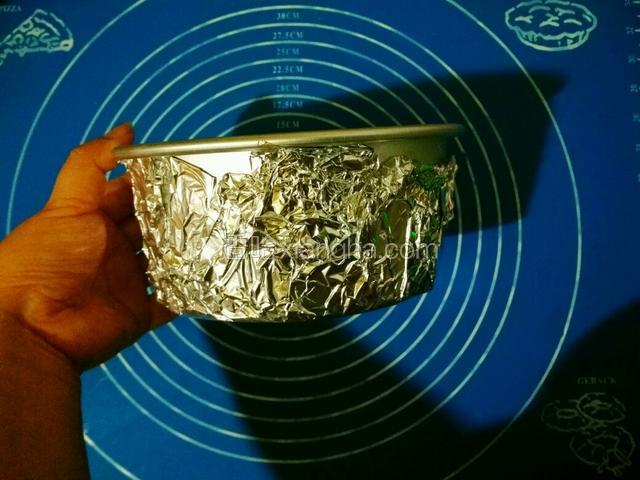 用锡纸将底部包住多包几层，因为奶酪蛋糕用的是水浴法，防止渗水。
