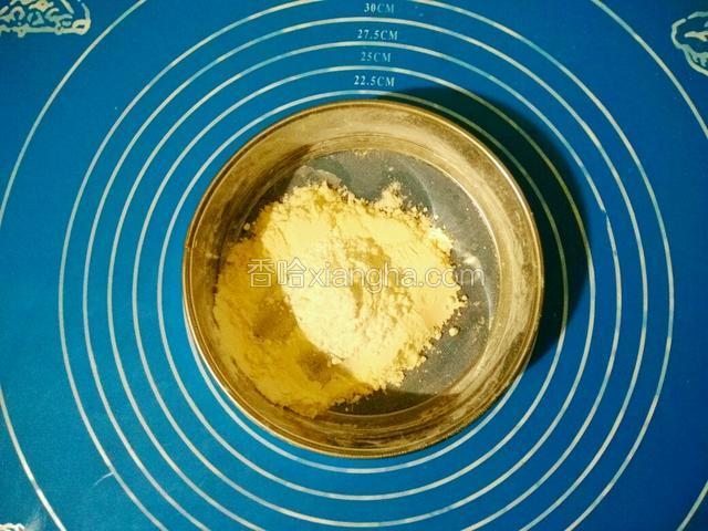低粉和玉米淀粉混合过筛备用