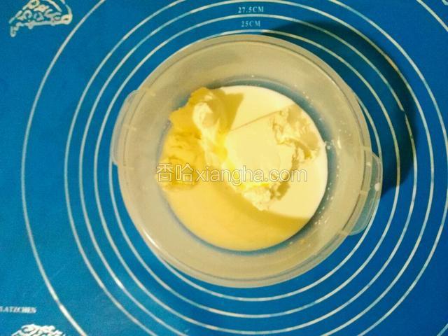 将奶酪和牛奶混合均匀，隔热水小火用蛋抽搅拌均匀，奶酪无颗粒即可。