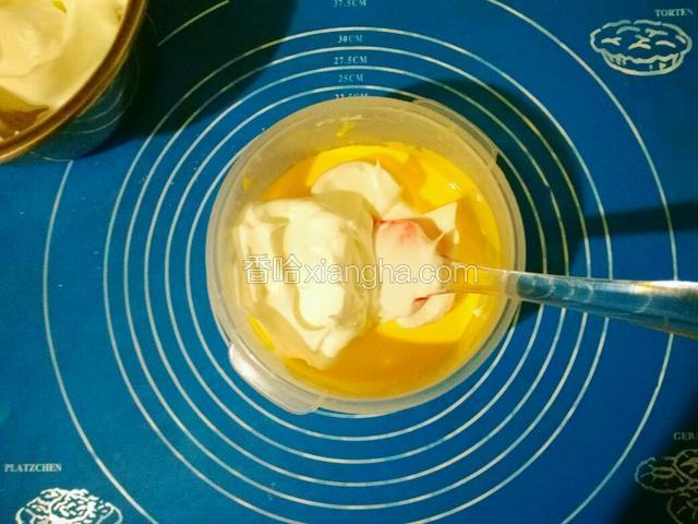 取一半蛋白霜加入奶酪糊中，翻拌均匀，注意不要画圈搅拌以免消泡。