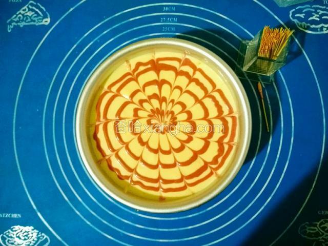 用牙签从外向里画出花纹